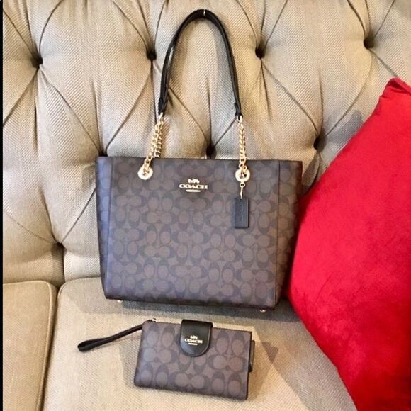 COACH SIGNATURE SHOULDER BAG AND TECH ASSIST WALLET SET - Picture 1 of 6